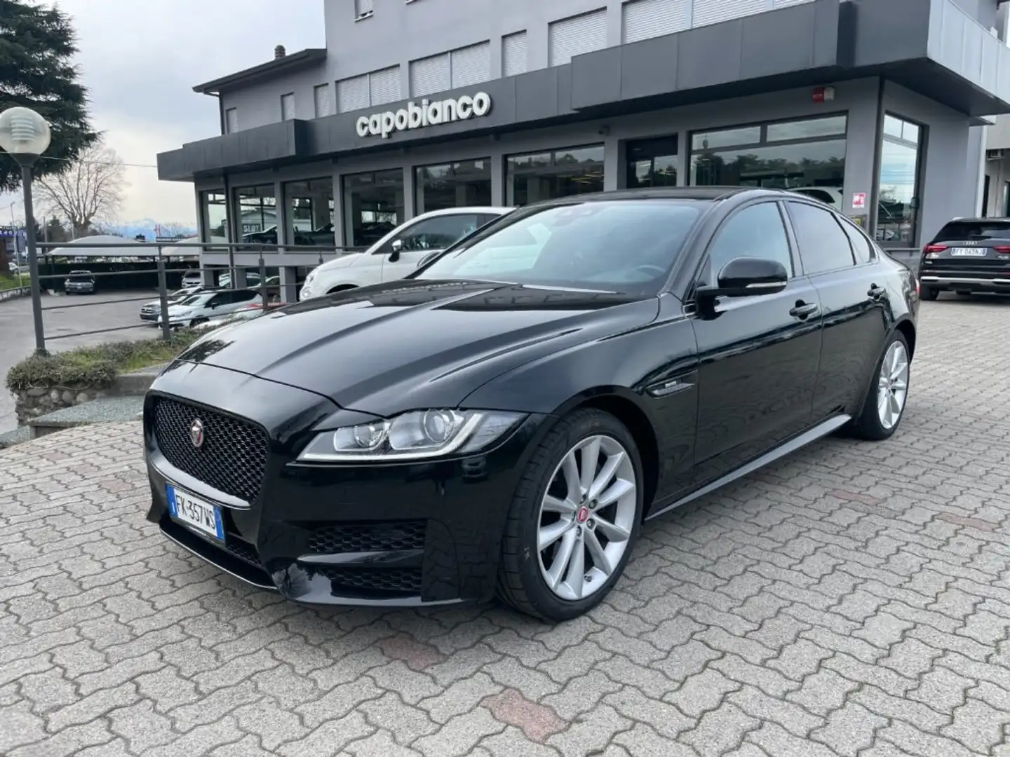 Jaguar XF 2.0 D 180 CV AWD aut. R-Sport Černá - 1