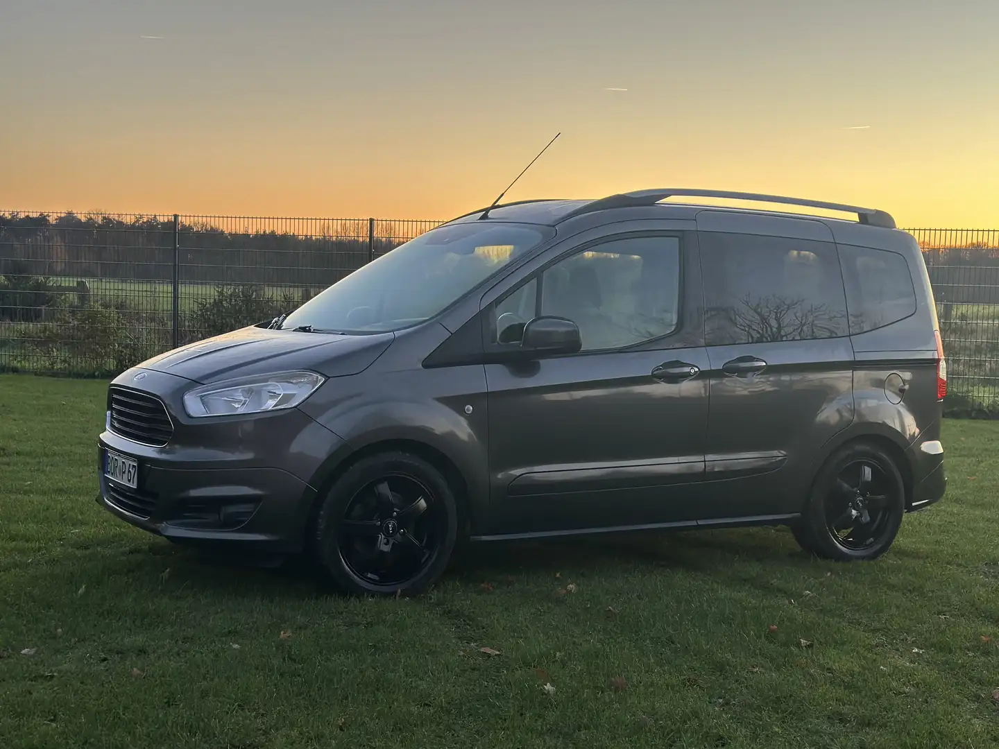 Ford Tourneo Courier Titanium Gris - 1