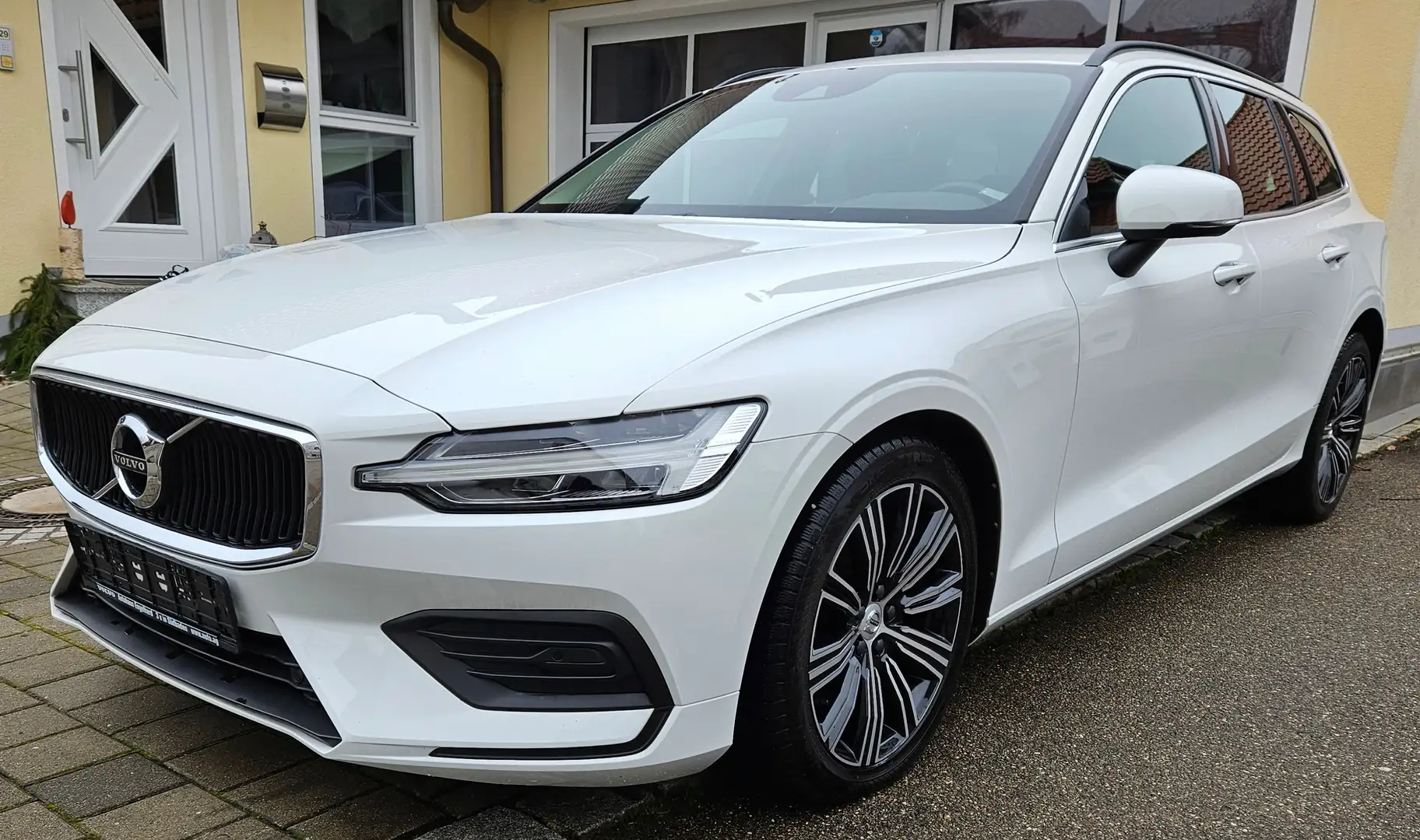 Volvo V60 V60 B4 B Geartronic Momentum Pro*LEDER*NAV*SHZ*18" Alb - 1