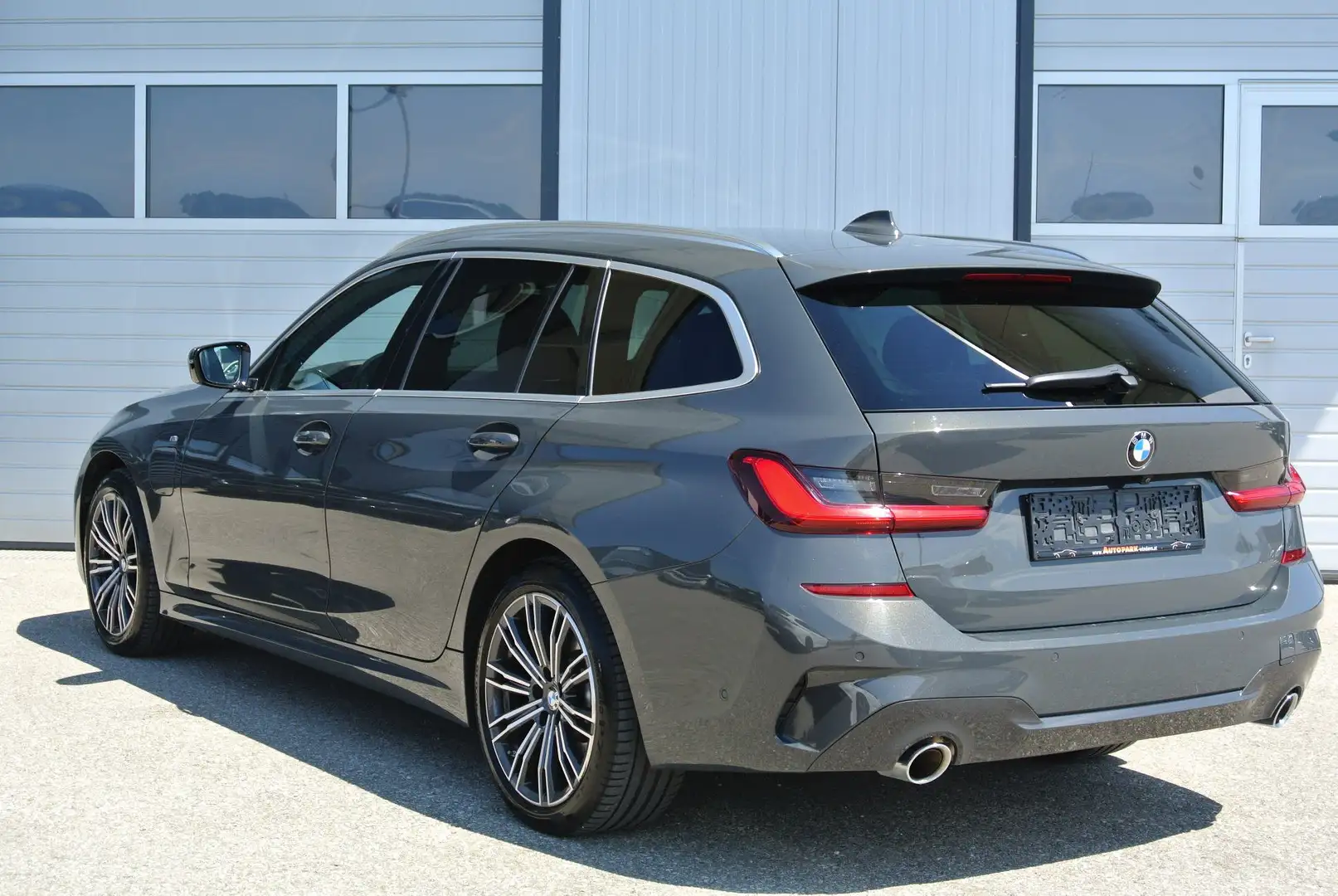 BMW 330 e touring xDrive ** M Paket ** virt. CP * LEDER * Grau - 2