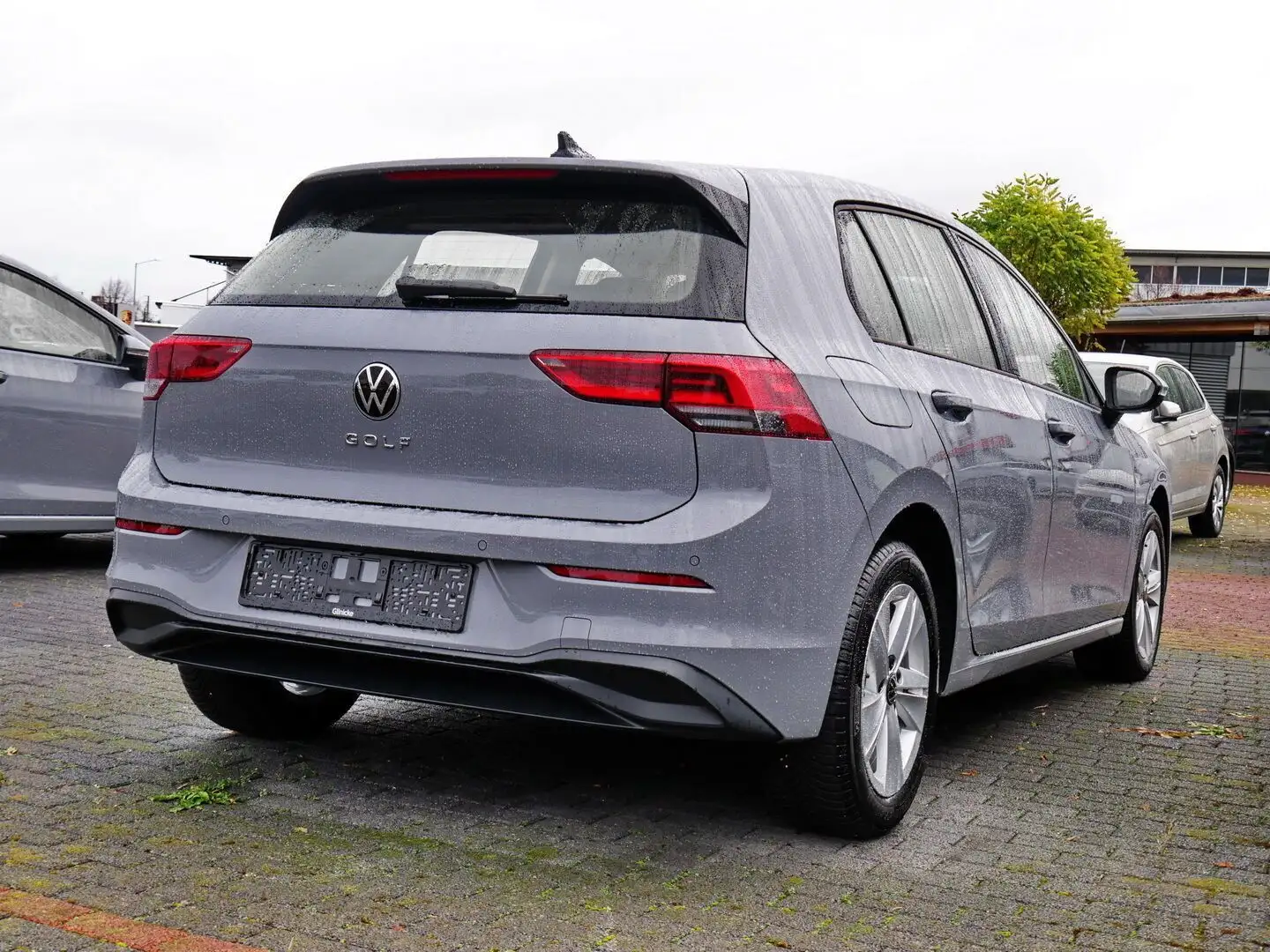 Volkswagen Golf VIII 1.5 TSI Life SiHz Navi Klima PDC LED D Grau - 2