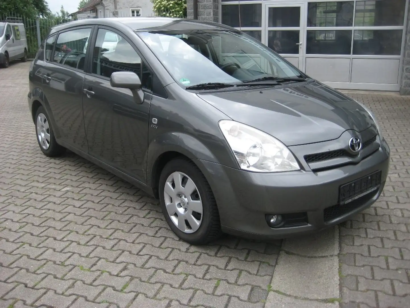 Toyota Corolla Verso 1.8 Sol 7 Sitzer Grau - 1
