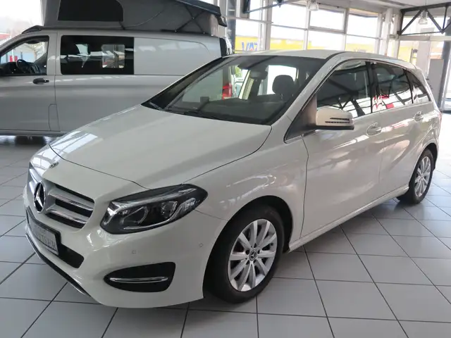 Mercedes-Benz B 180 B-Klasse 7G-DCT Style AHK Navi LED Parkassistent