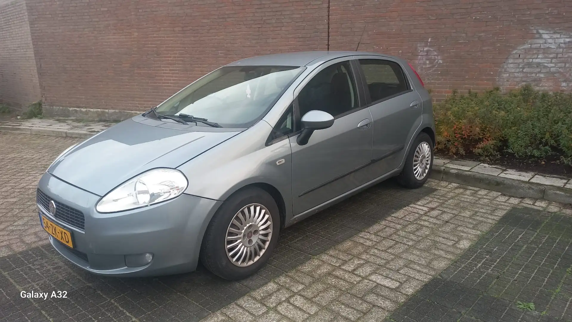 Fiat Punto 1.4 Dynamic Grijs - 2