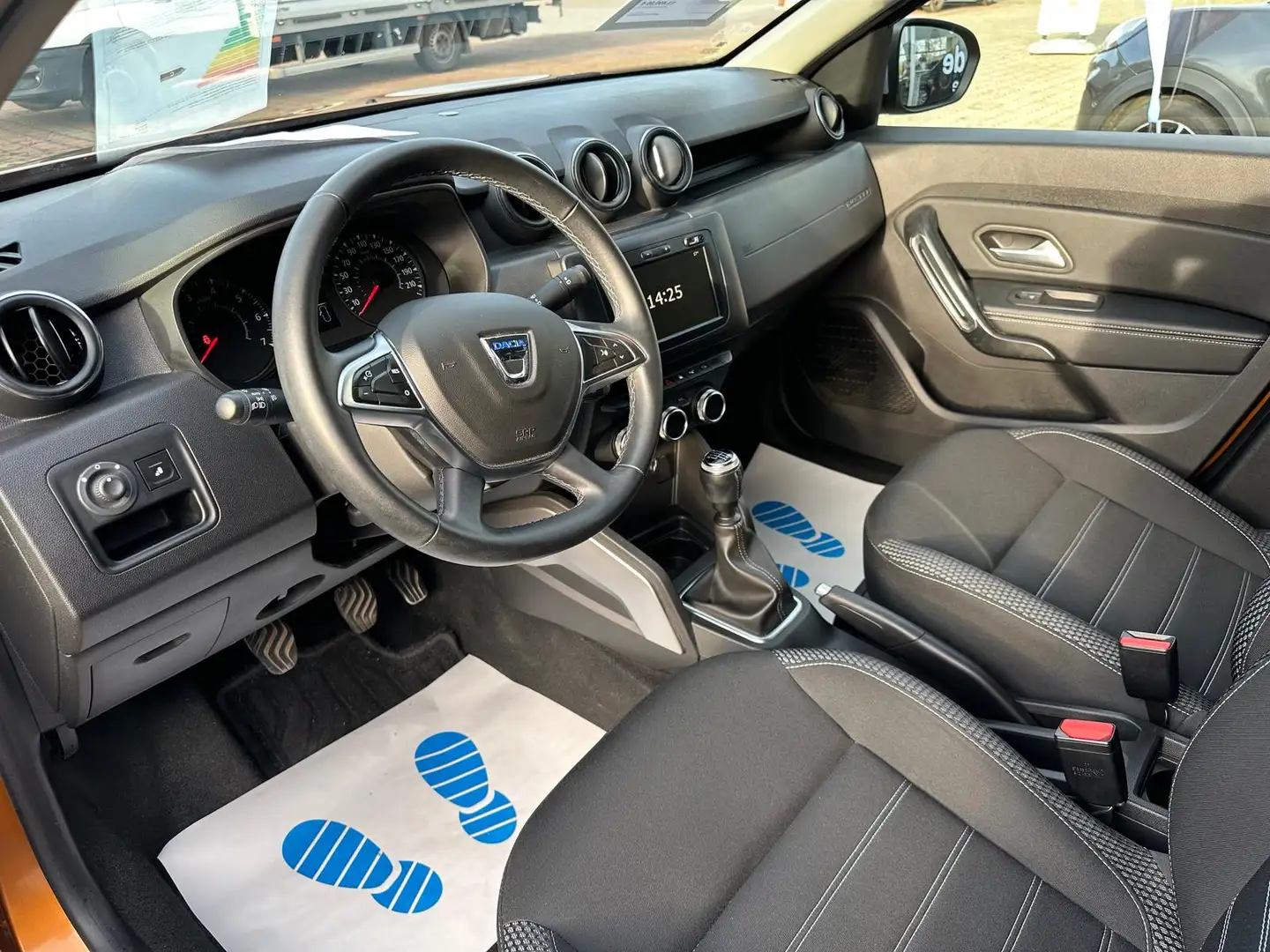 Dacia Duster 1.3TCE Adventure *PDC+Kam.*AHK*Navi*SHZ Orange - 2