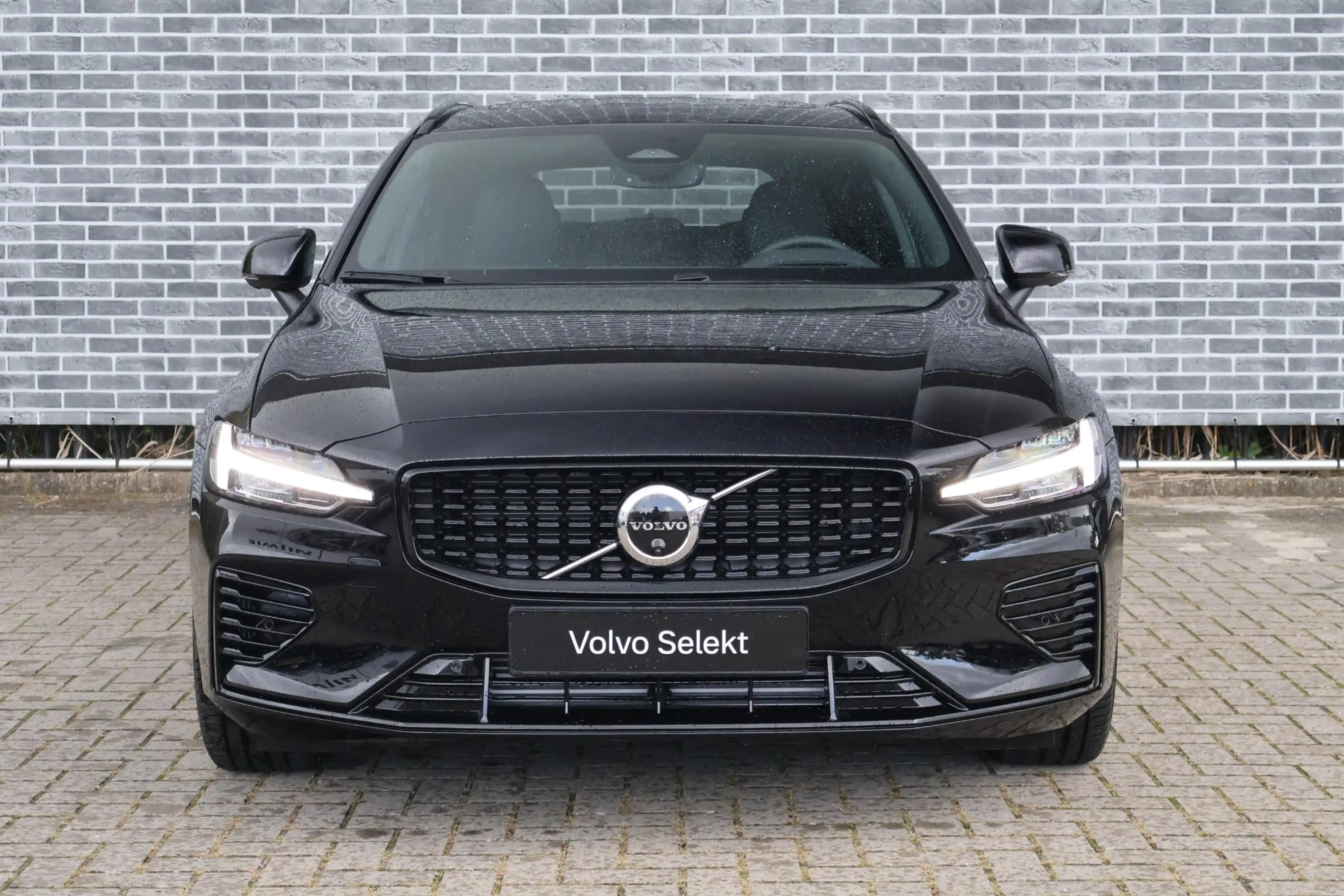 Volvo V60 2.0 T8 Plug-in hybrid AWD Plus Dark | PHEV | Trekh — photo 2