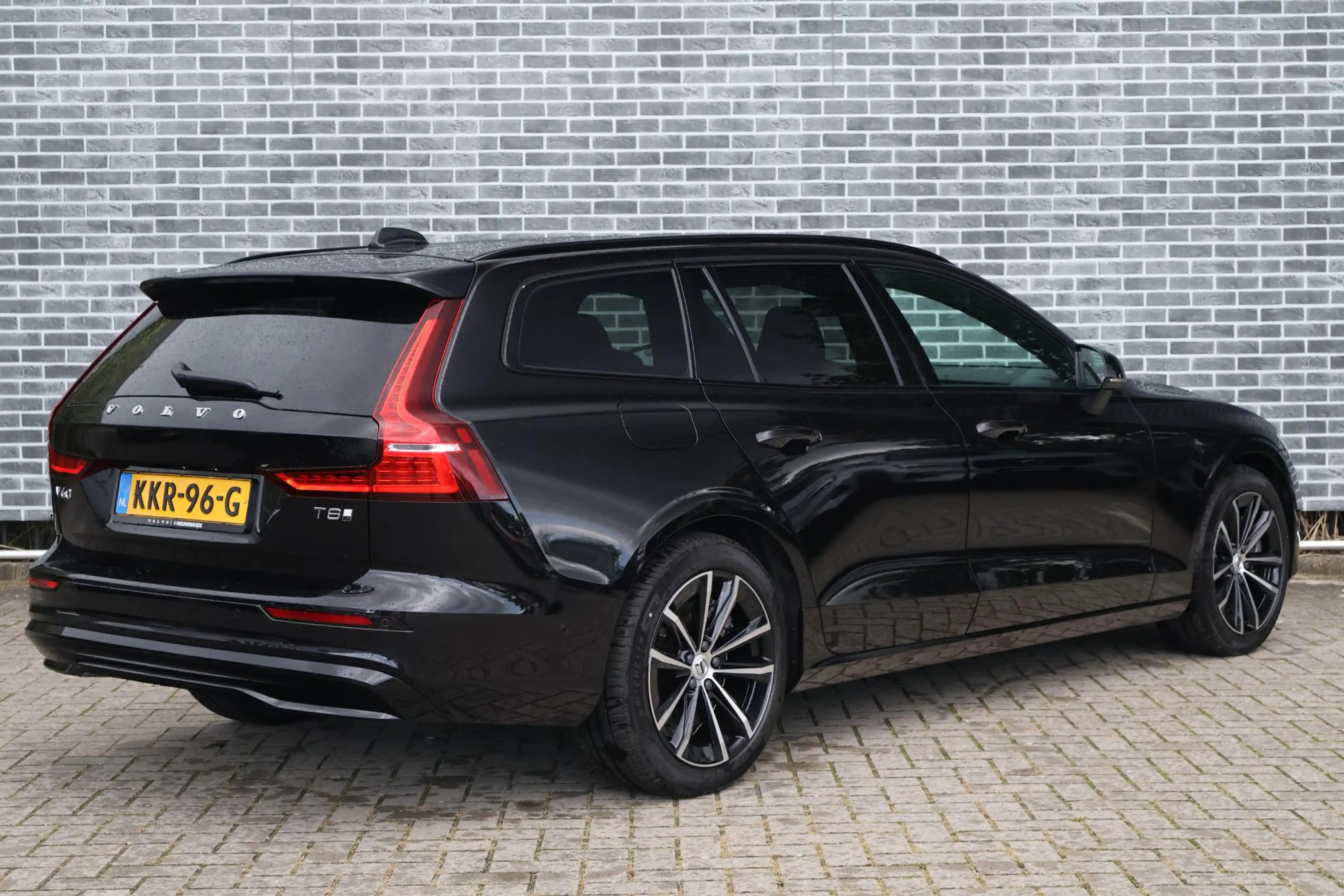 Volvo V60 2.0 T8 Plug-in hybrid AWD Plus Dark | PHEV | Trekh — photo 3