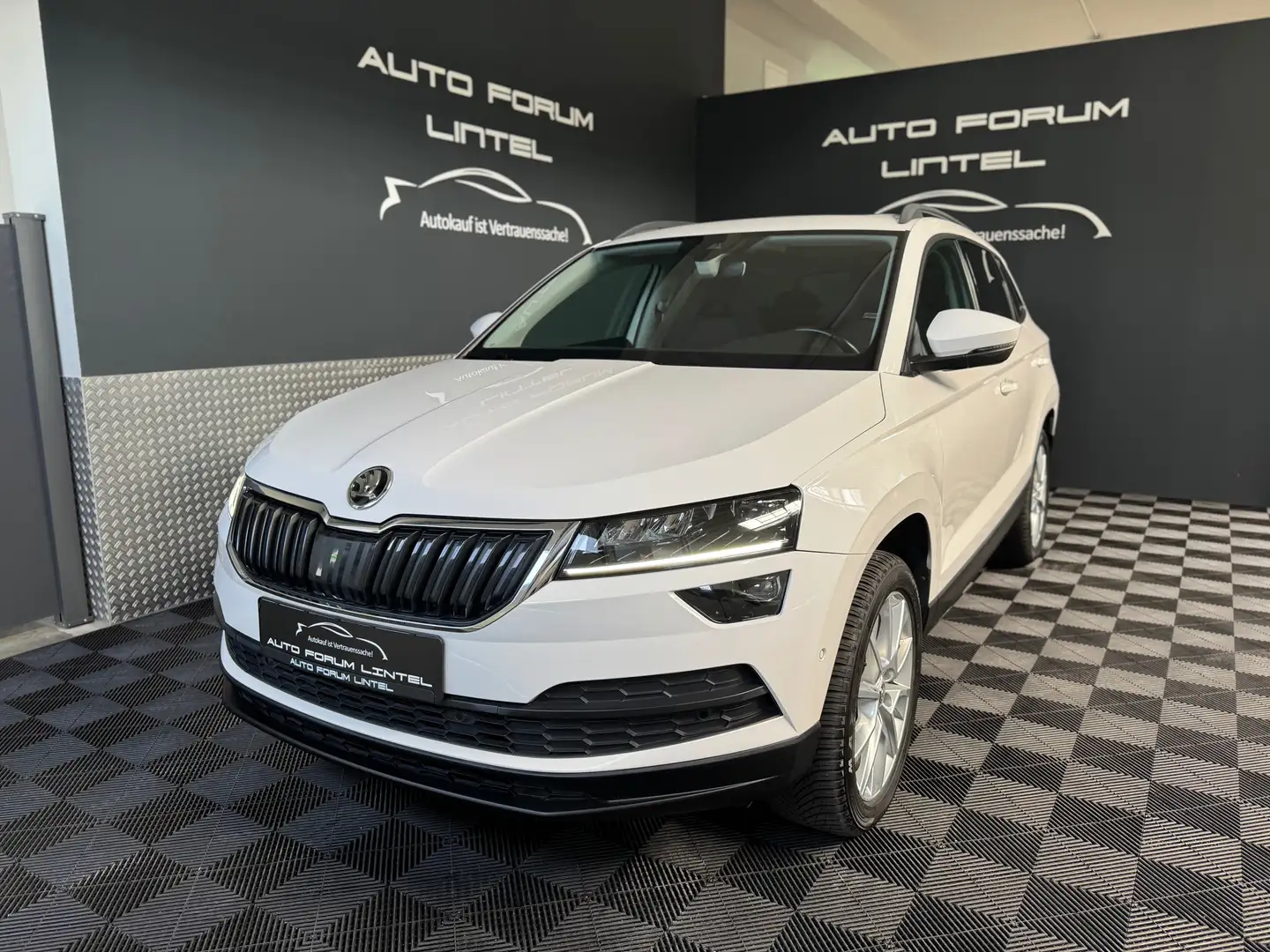Skoda Karoq Style 4x4-ALLWETTER-2.HAND-LED-SZH-AHK-TÜV NEU Weiß - 1