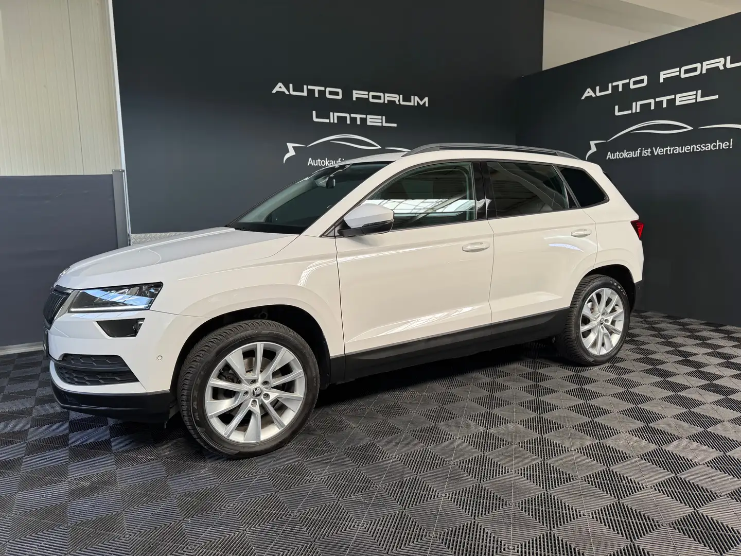 Skoda Karoq Style 4x4-ALLWETTER-2.HAND-LED-SZH-AHK-TÜV NEU Weiß - 2