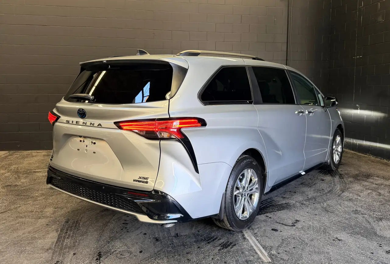 Toyota Sienna photo Toyota Sienna