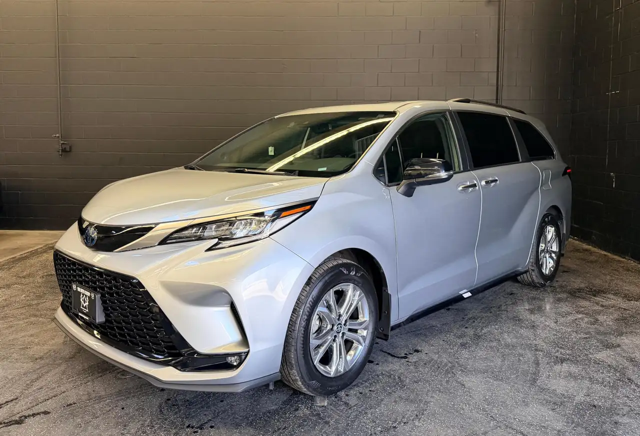 Toyota Sienna photo Toyota Sienna
