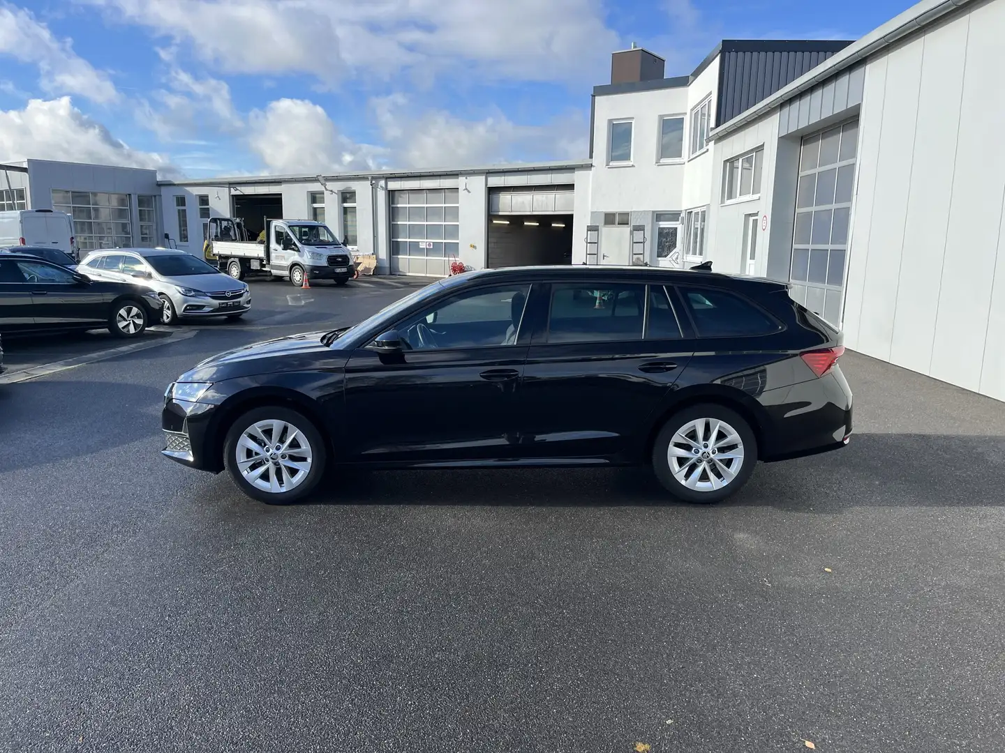 Skoda Octavia Combi 2.0 TDI DSG Selection 181€ m. 20% Anzahlun Schwarz - 2