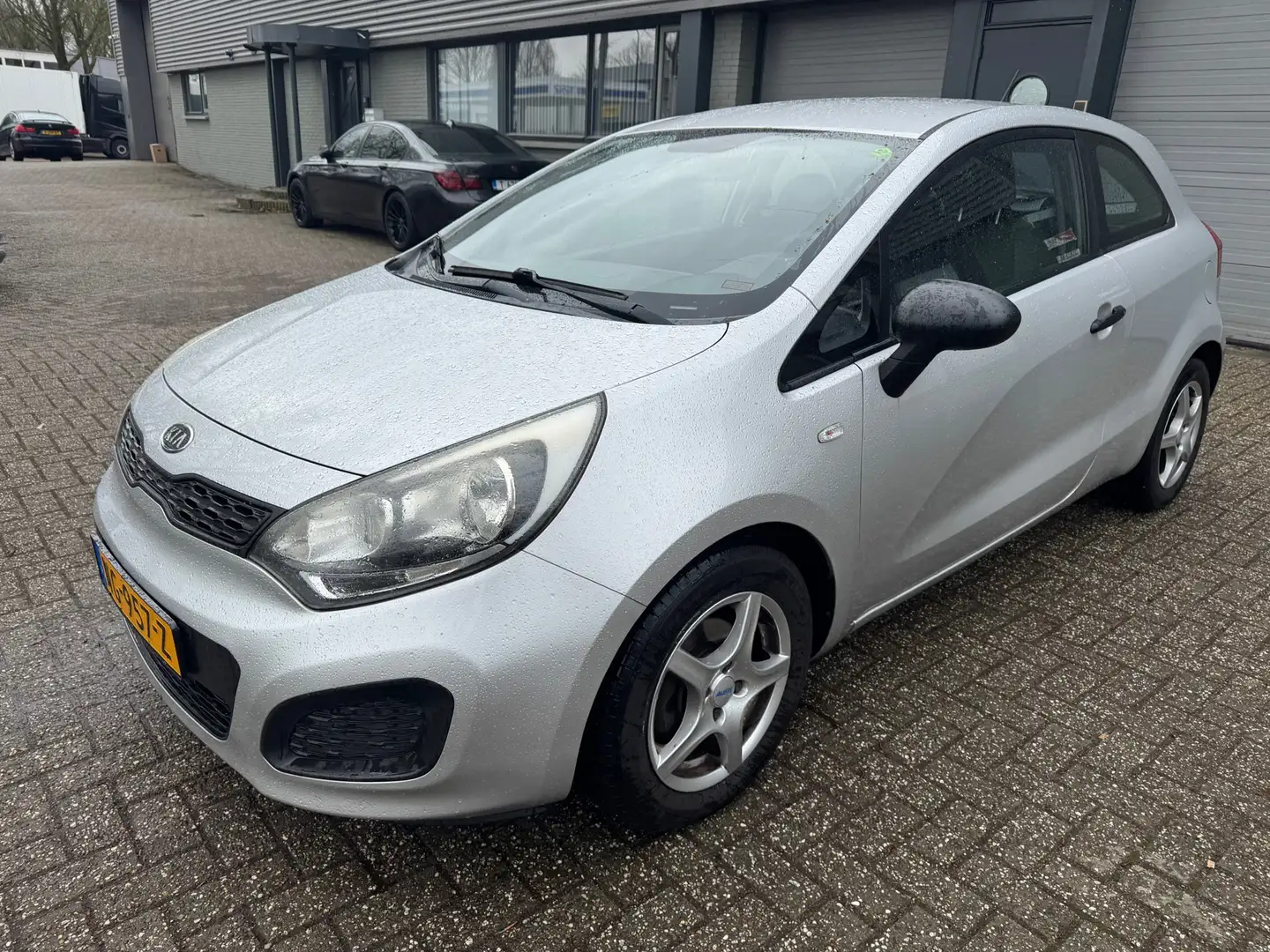 Kia Rio 1.2 CVVT Comfort Pack Grau - 1