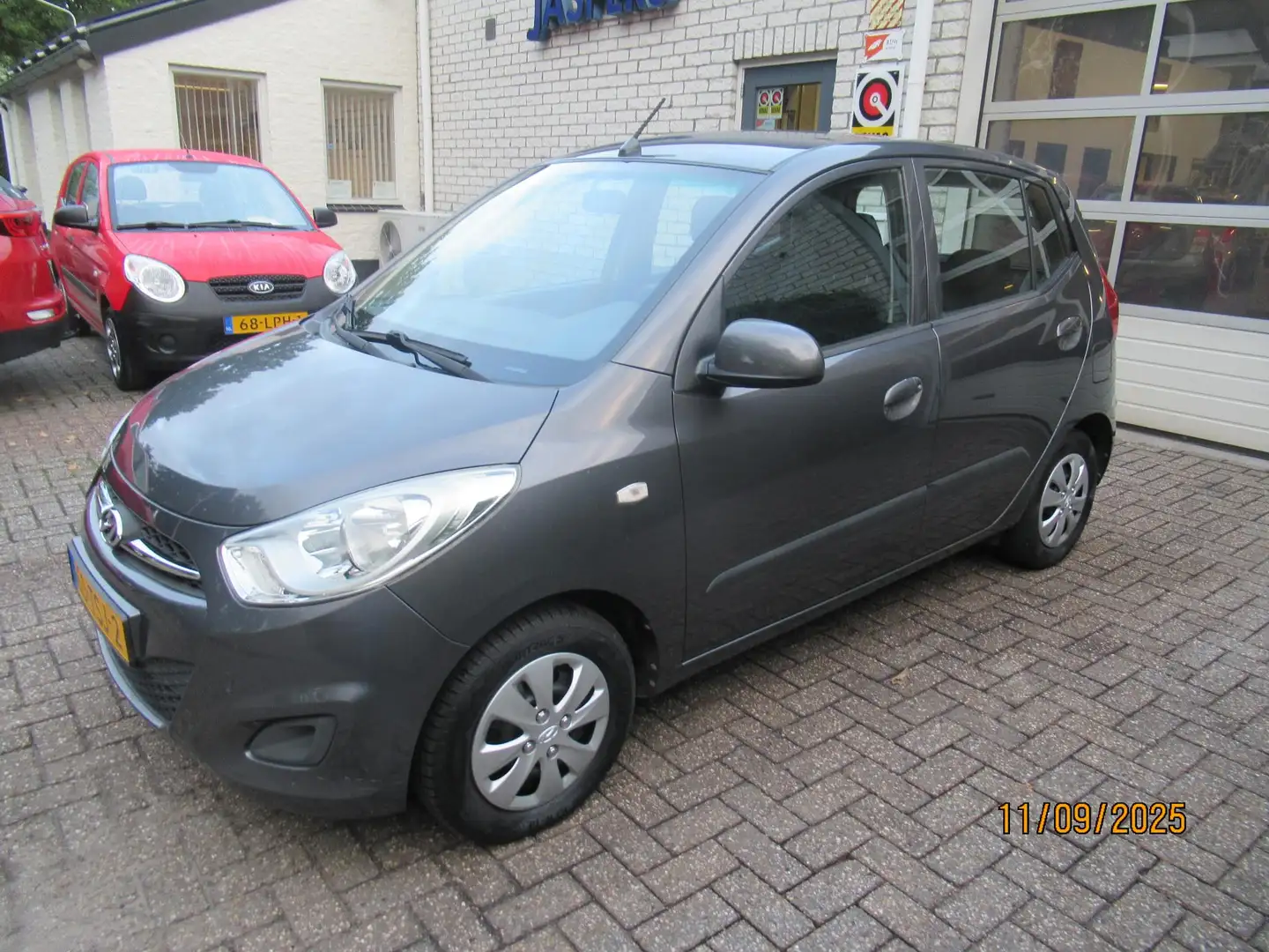 Hyundai i10 1.1 i-Drive Cool Grijs - 1