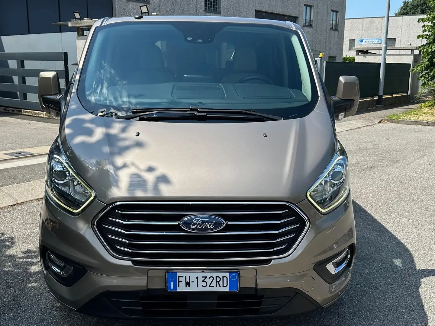 Ford Tourneo Custom 2.0TDCI 130CV 310 L2H1 AUTO TITANIUM 8POSTI IVA!!! Gris - 2