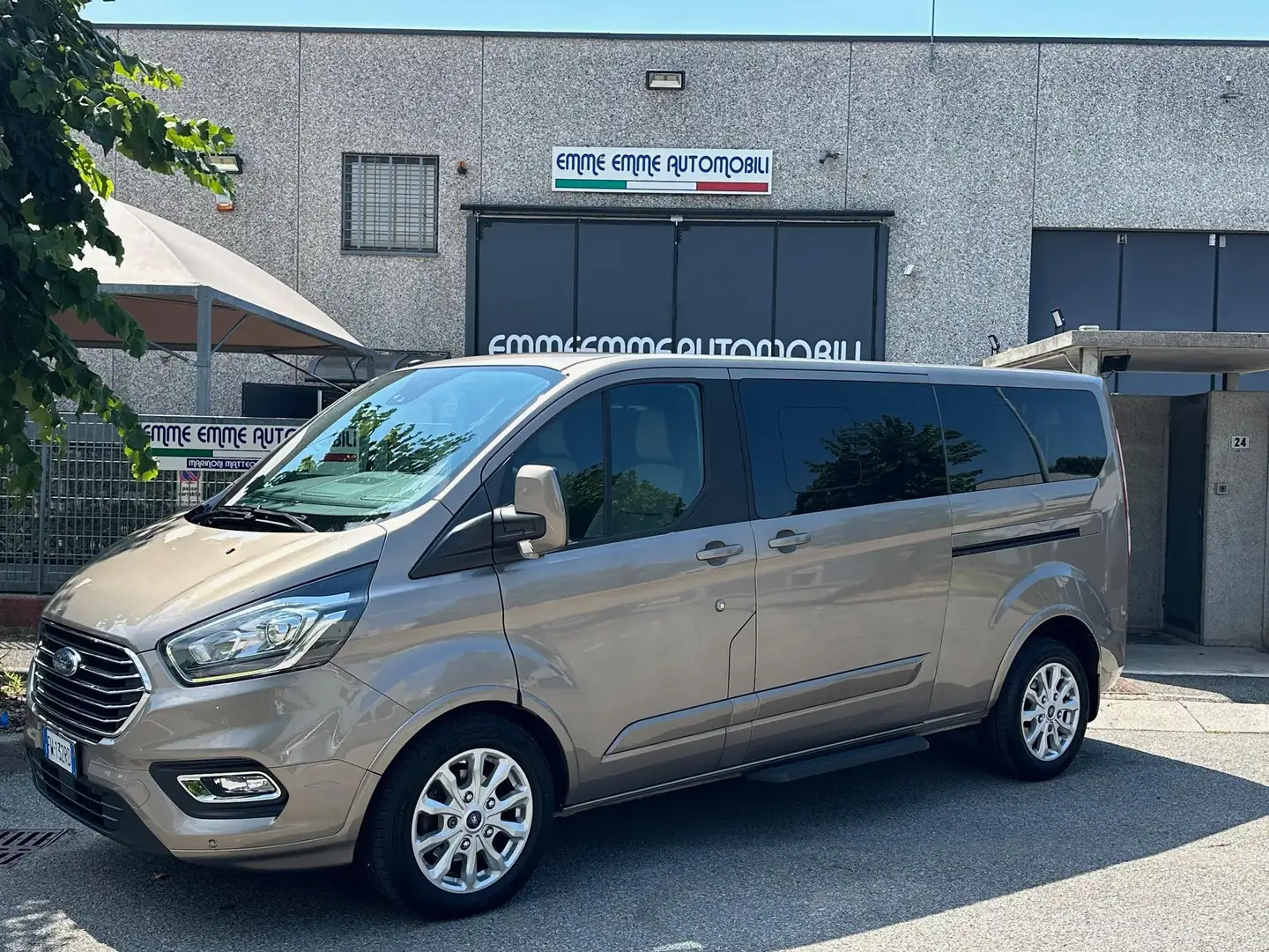 Ford Tourneo Custom 2.0TDCI 130CV 310 L2H1 AUTO TITANIUM 8POSTI IVA!!! Gris - 1