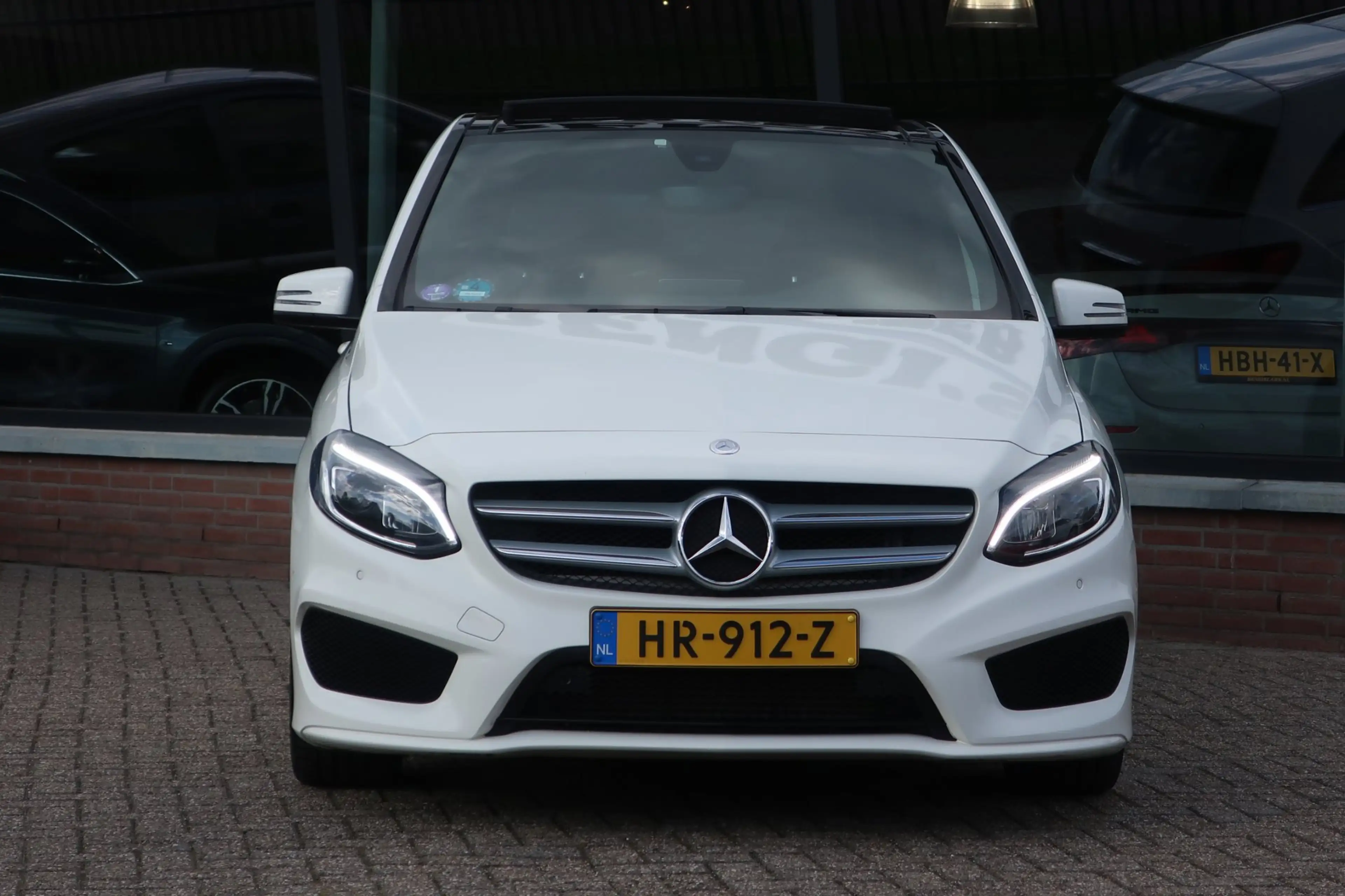 Mercedes-Benz B 180 Ambition AMG 2e EIG_LED_PANO_NAVI_PDC V+A_19-INCH. — photo 6