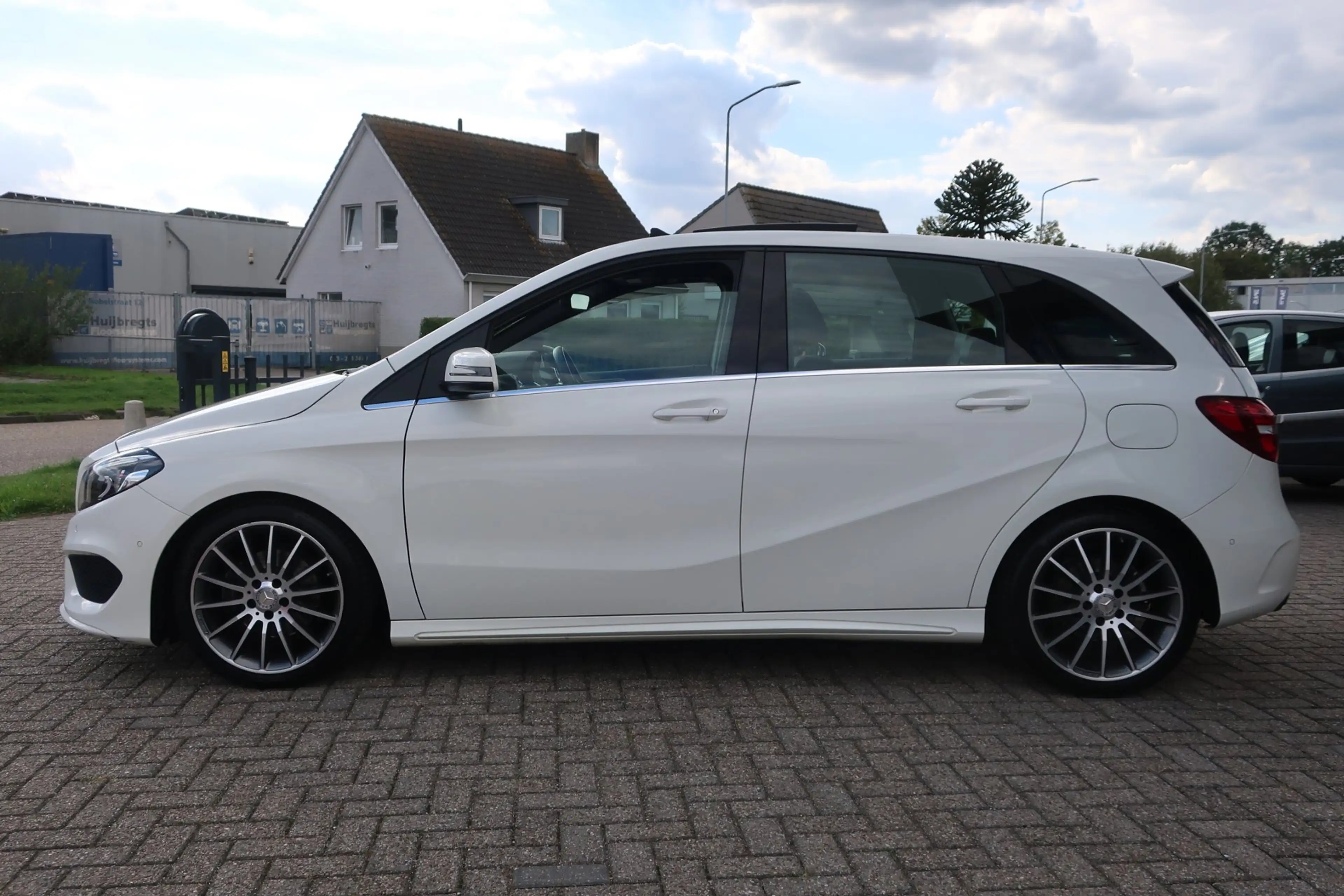 Mercedes-Benz B 180 Ambition AMG 2e EIG_LED_PANO_NAVI_PDC V+A_19-INCH. — photo 5