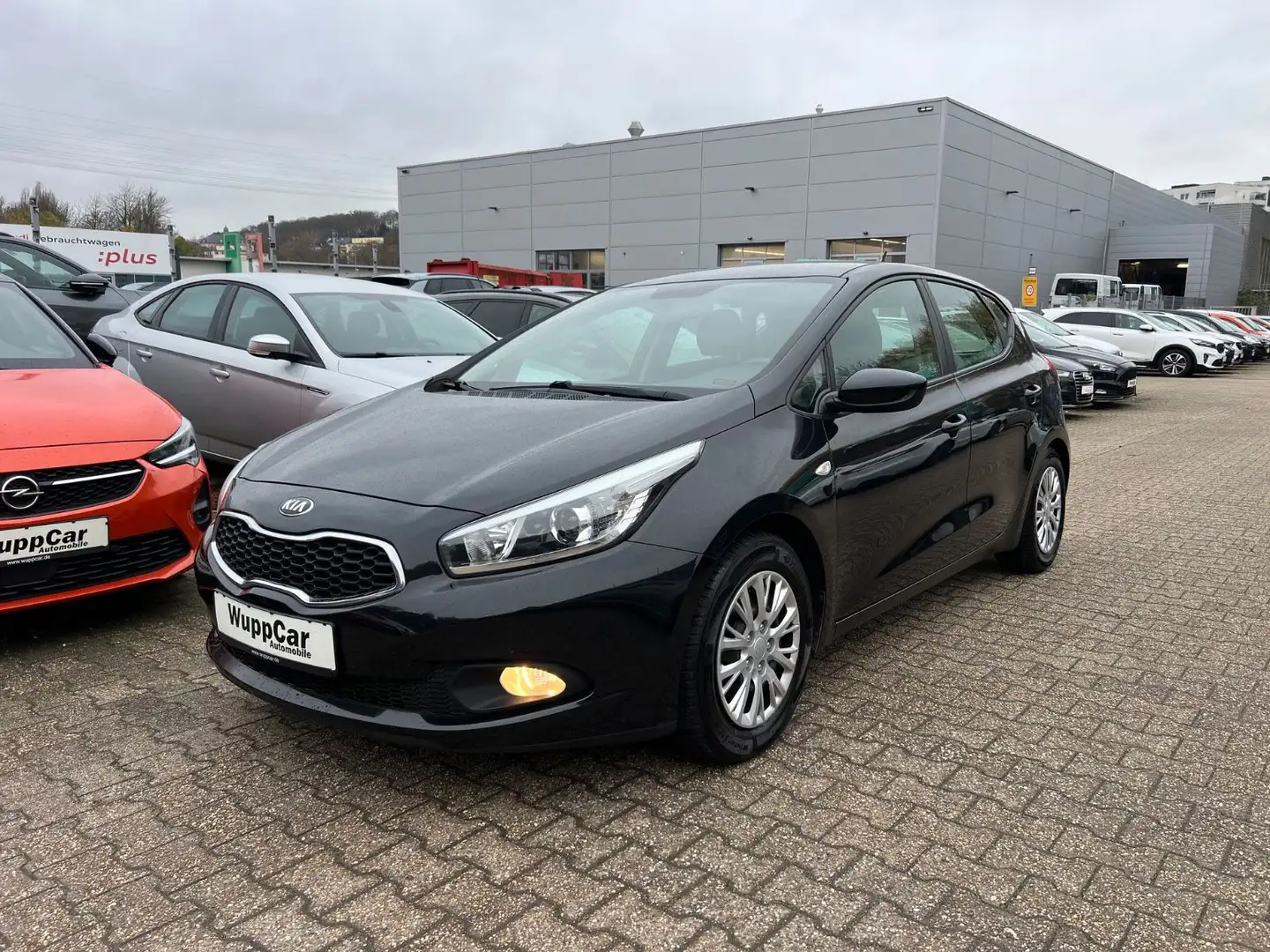 Kia Ceed / cee'd 1.HAND*KLIMA*CD-RADIO*AHK*MFL* Noir - 1