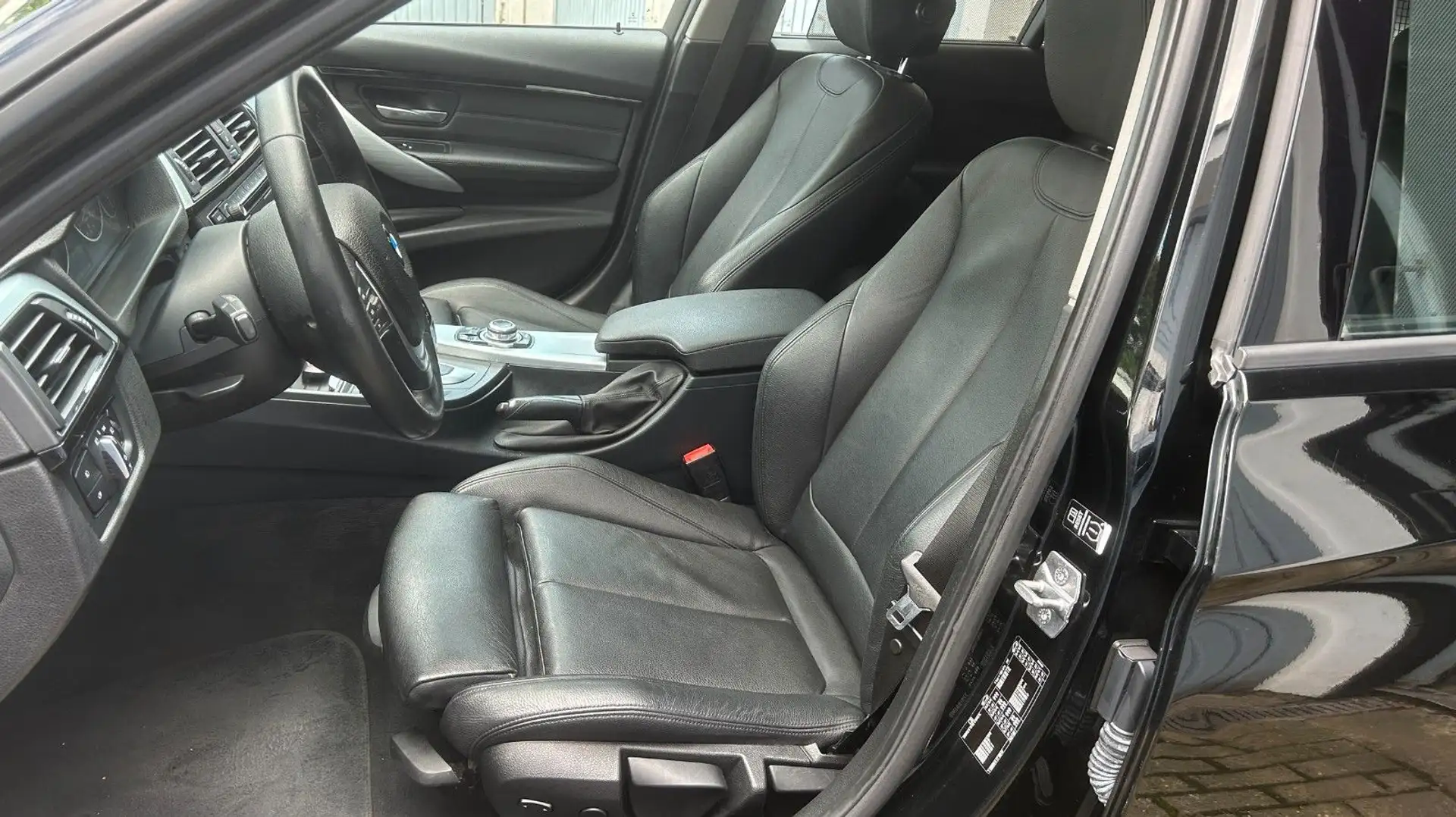 BMW 320 d F31 Touring  /Autom./ Leder / Panoramadach Schwarz - 2