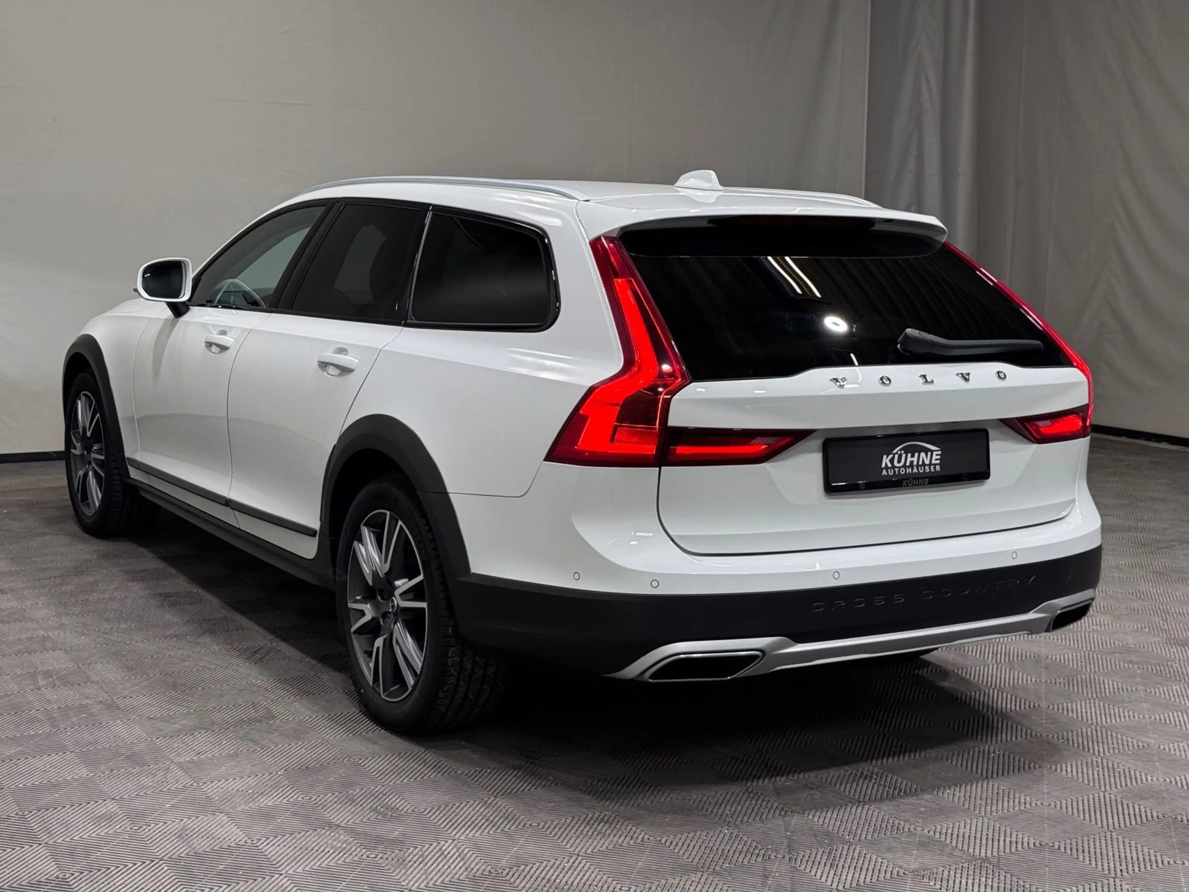 Volvo V90 Cross Country Pro D5 AWD | AHK LED NAVI 360° — photo 4