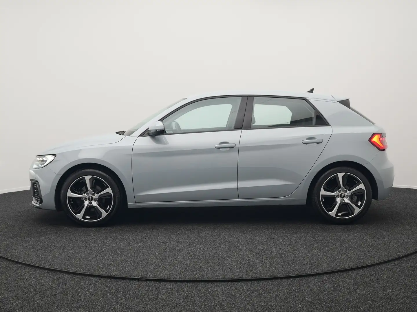 Audi A1 Sportback 30 TFSI S Line 111pk Dealer O.H. | LED | Grijs - 2