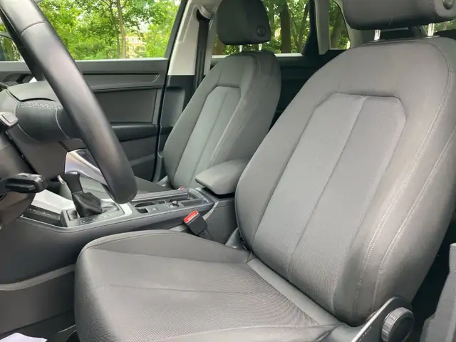 Audi Q3 view 9