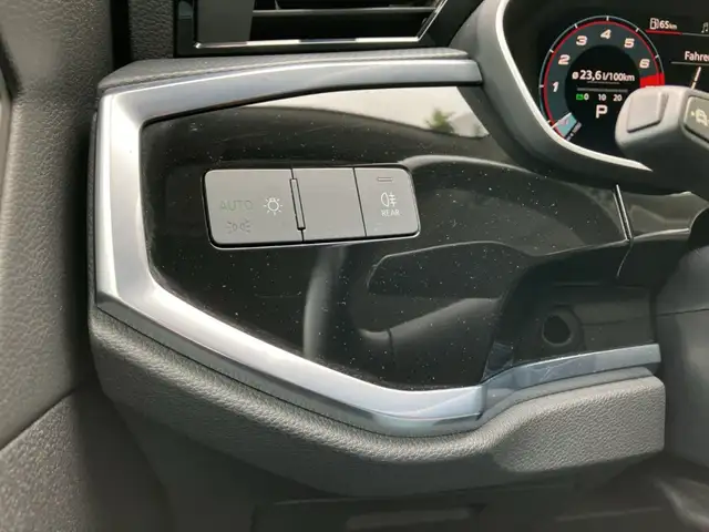 Audi Q3 view 21