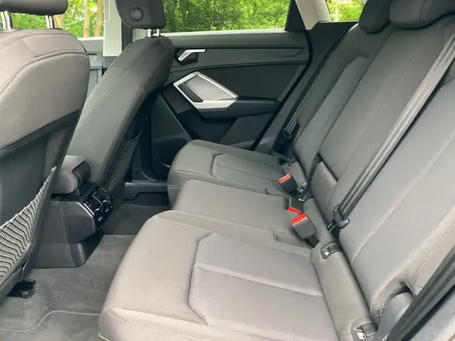 Audi Q3 view 11