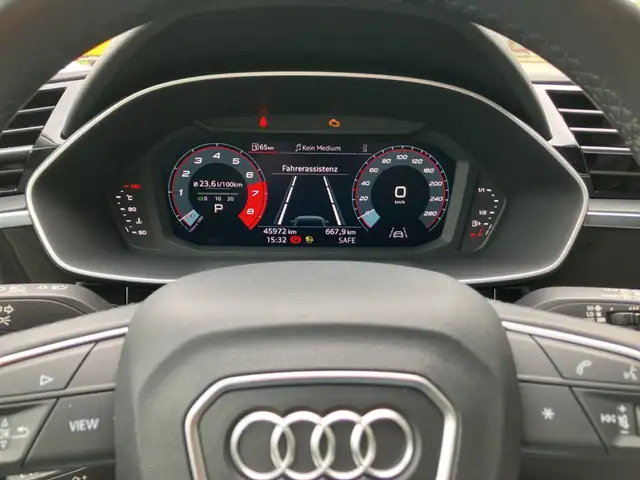 Audi Q3 view 16