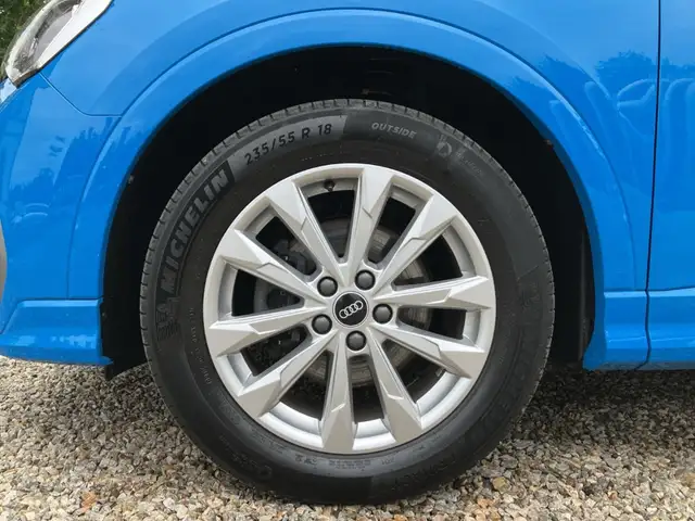 Audi Q3 view 13