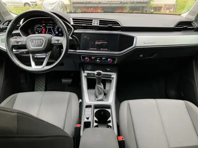 Audi Q3 view 14