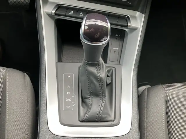 Audi Q3 view 19