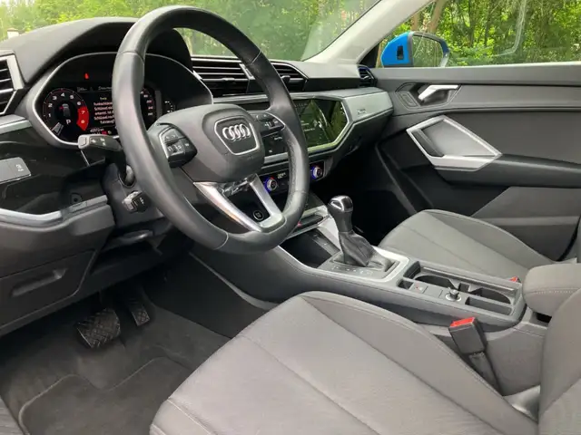 Audi Q3 view 10