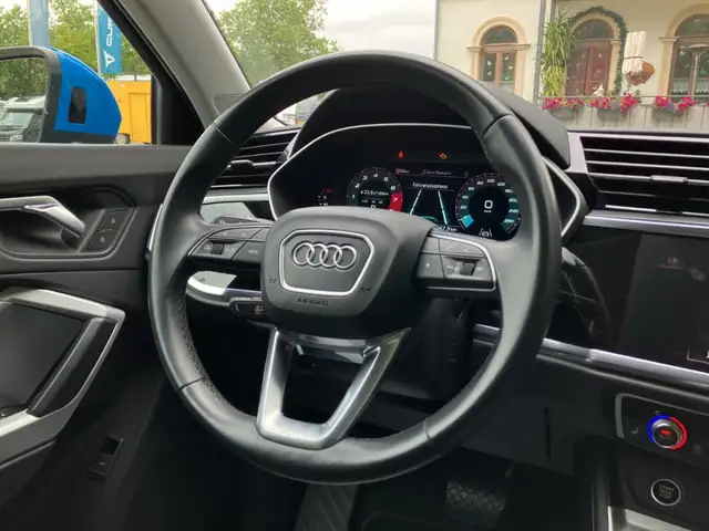 Audi Q3 view 15