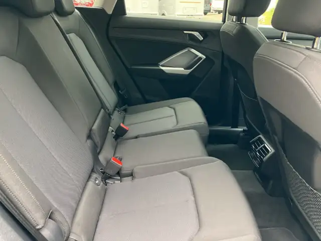 Audi Q3 view 26