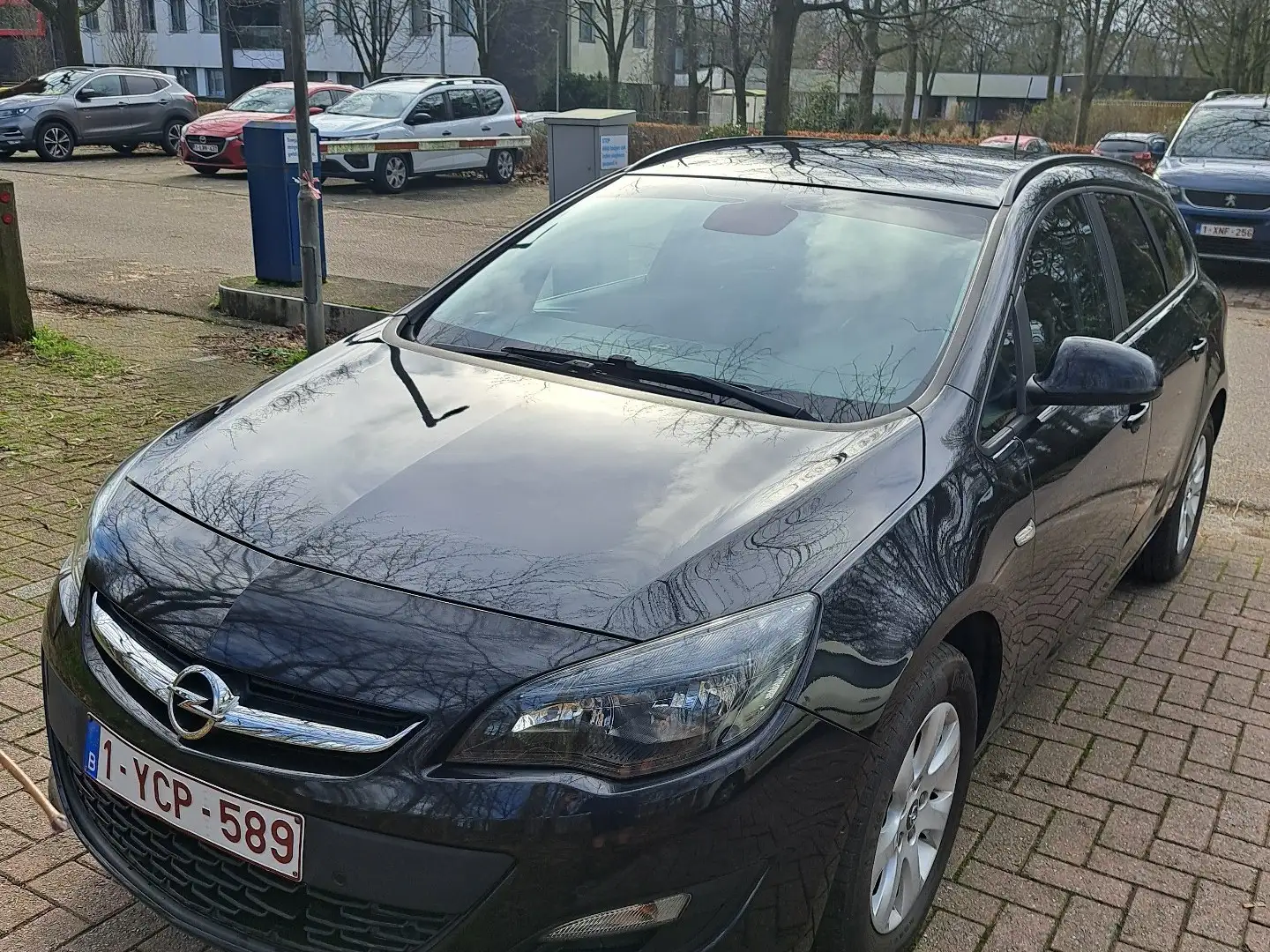 Opel Astra 1.6 D (CDTI DPF ecoFLEX) Start/Stop Edition Noir - 1