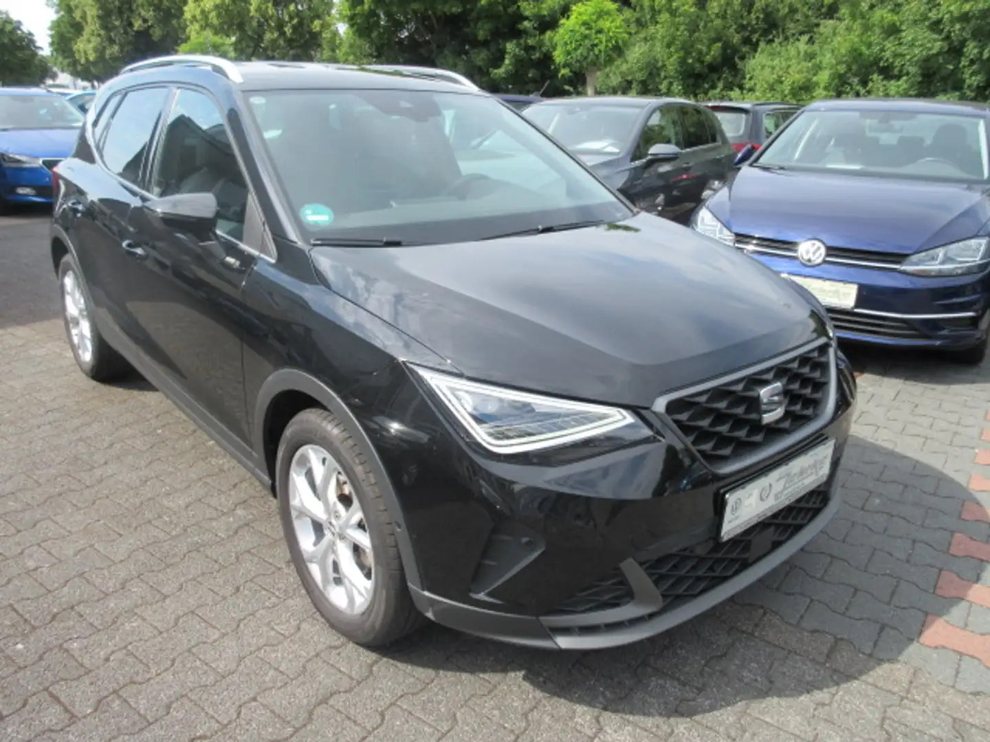 SEAT Arona FR 1.0 TSI NAVI KAMERA ACC LED ALU APS SITZHEIZUNG KLIMA eFH ZV Schwarz - 1