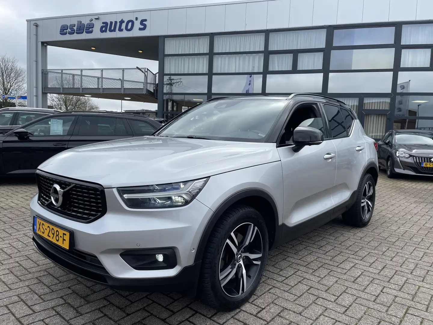 Volvo XC40 2.0 T4 Automaat 190 pk AWD R-Design Navigatie Trek Grijs - 1