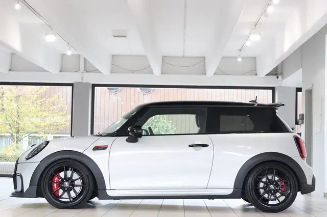 Mini Hatch view 6