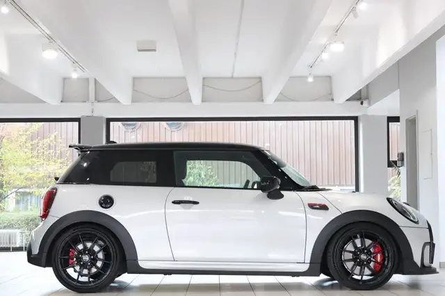 Mini Hatch view 10