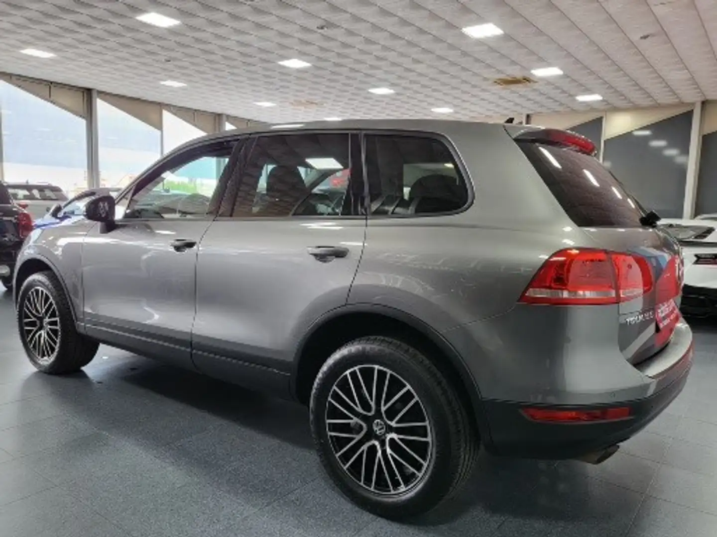 Volkswagen Touareg 3.0TDI V6 BMT Pure Tiptronic Grau - 2