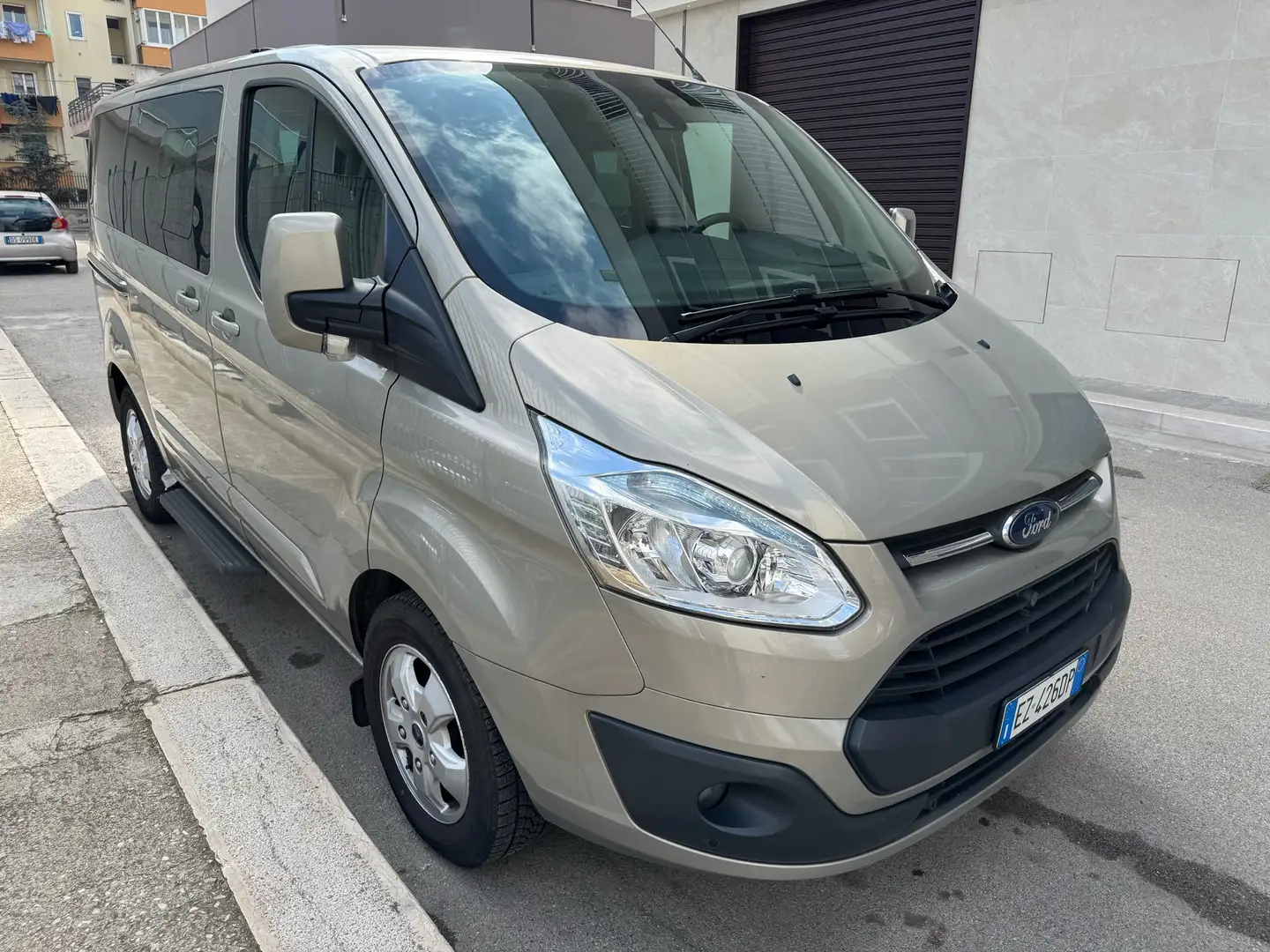 Ford Tourneo Custom 330 2.2 tdci 155 cv Titanium Gris - 2