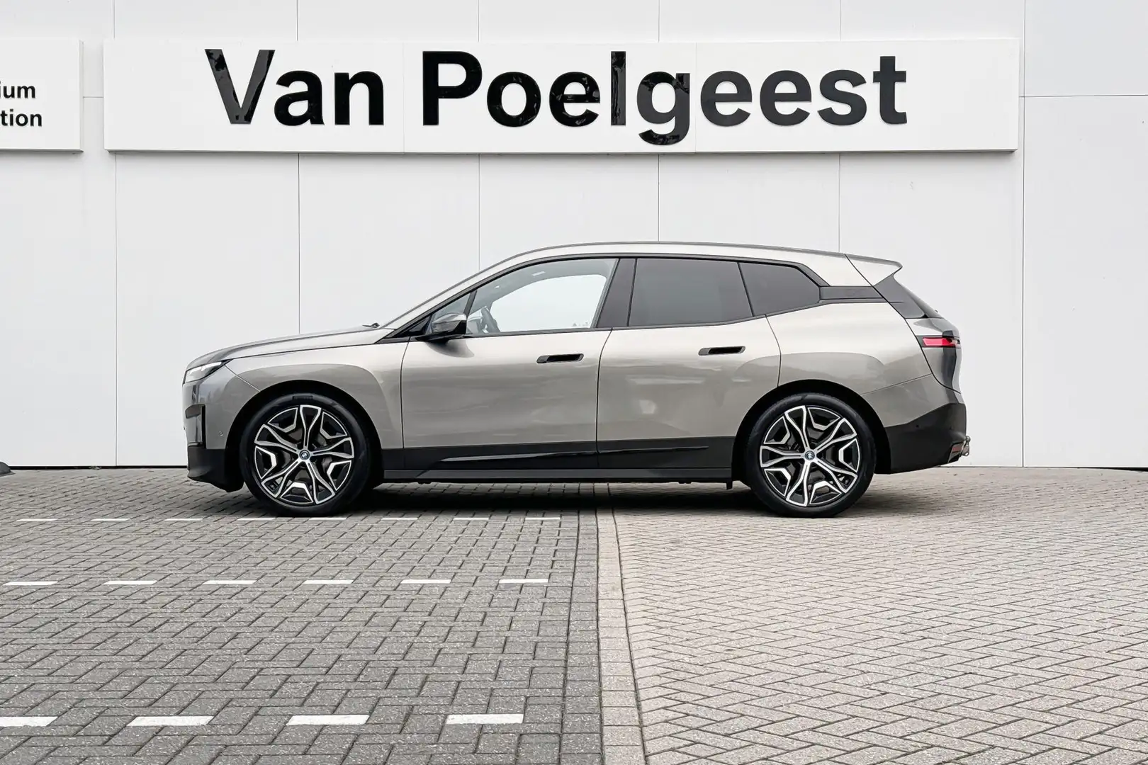 BMW iX xDrive50 Trekhaak | Panoramadak | Integral Active Grijs - 2