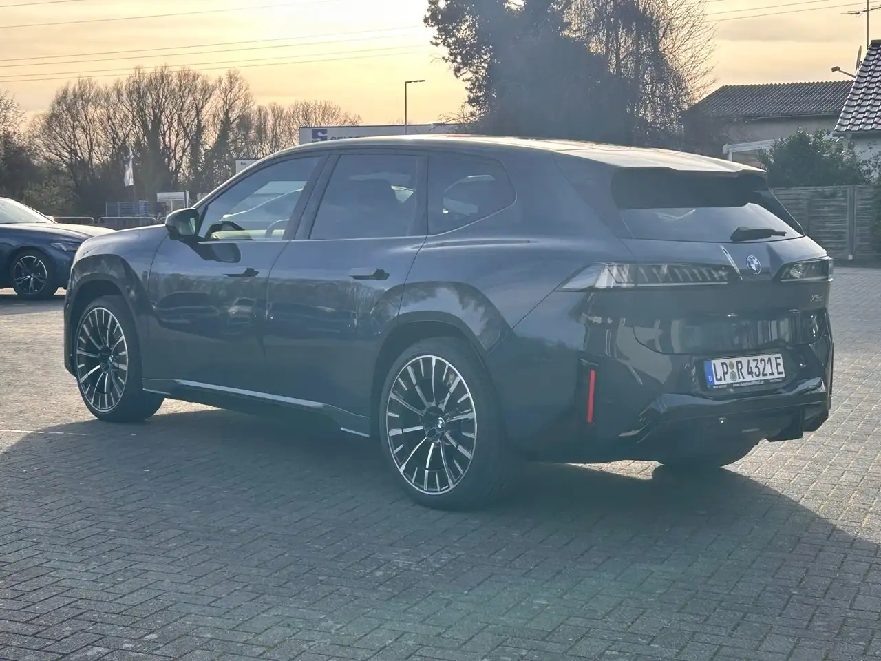 BMW iX3 50 xDrive / Autobahn-Ass. / AHK / Indvidual 4