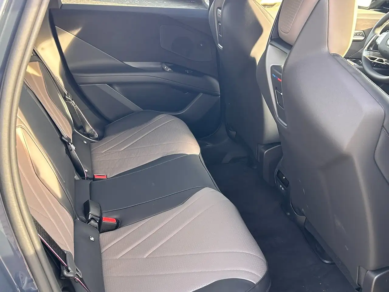BMW iX3 50 xDrive / Autobahn-Ass. / AHK / Indvidual 9