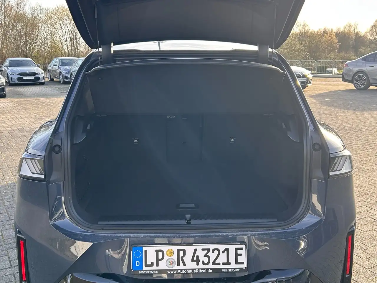 BMW iX3 50 xDrive / Autobahn-Ass. / AHK / Indvidual 10