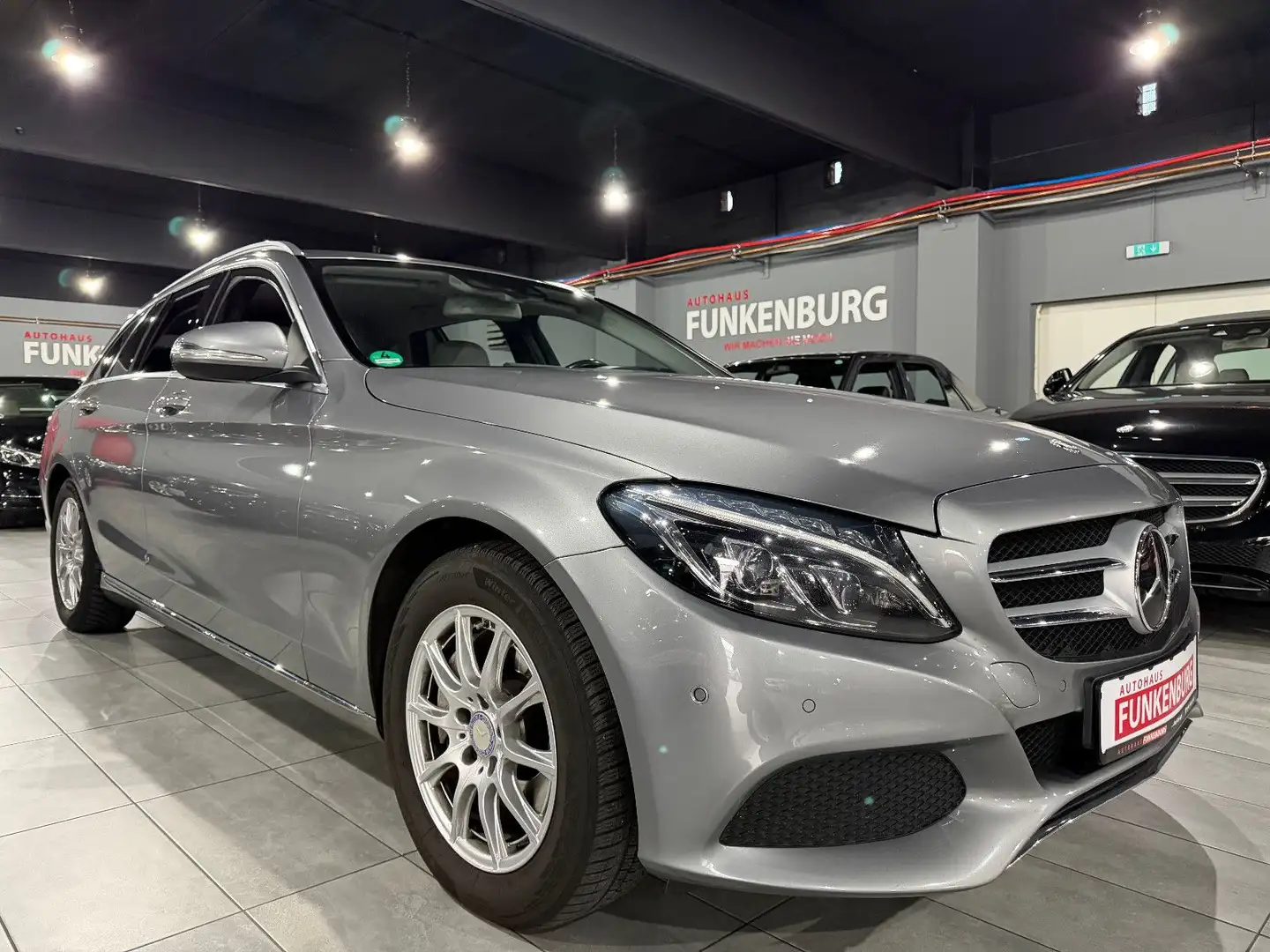 Mercedes-Benz C 250 BlueTec d DISTR/AUT/NAVI/LEDER/LED/AHK Silber - 1