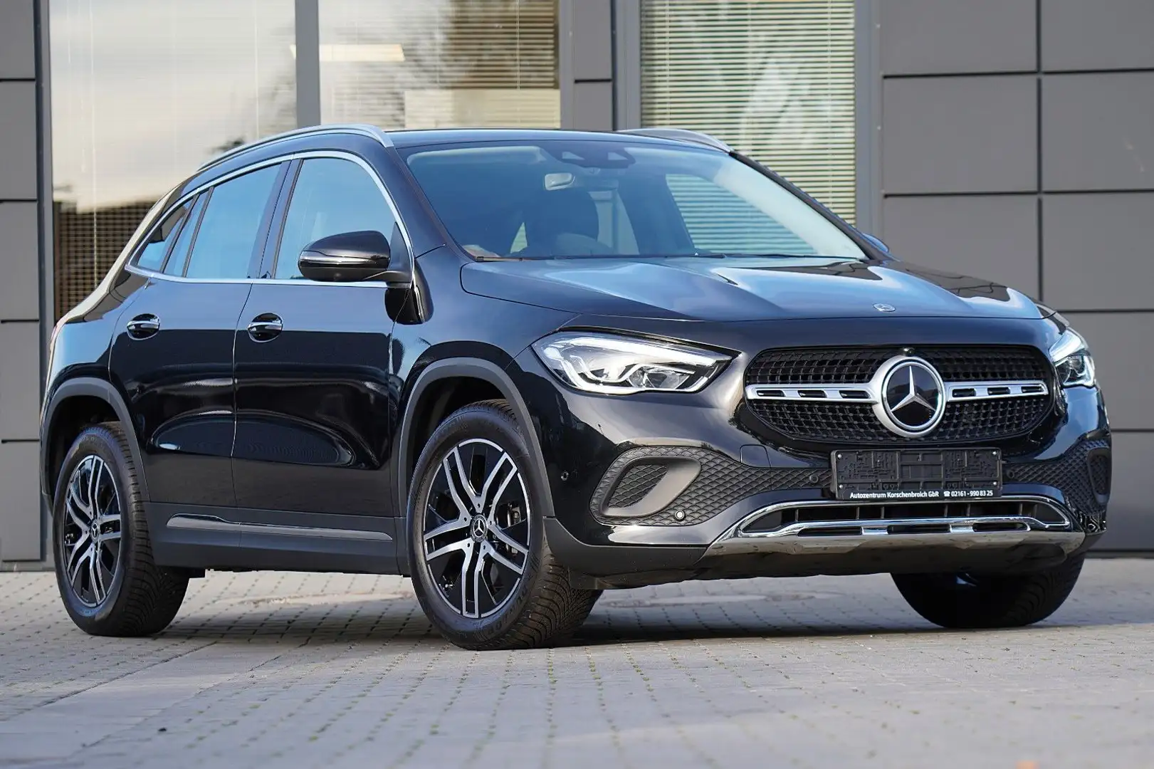 Mercedes-Benz GLA 250 4Matic MIT 2 JAHREN GARANTIE !!! Schwarz - 1