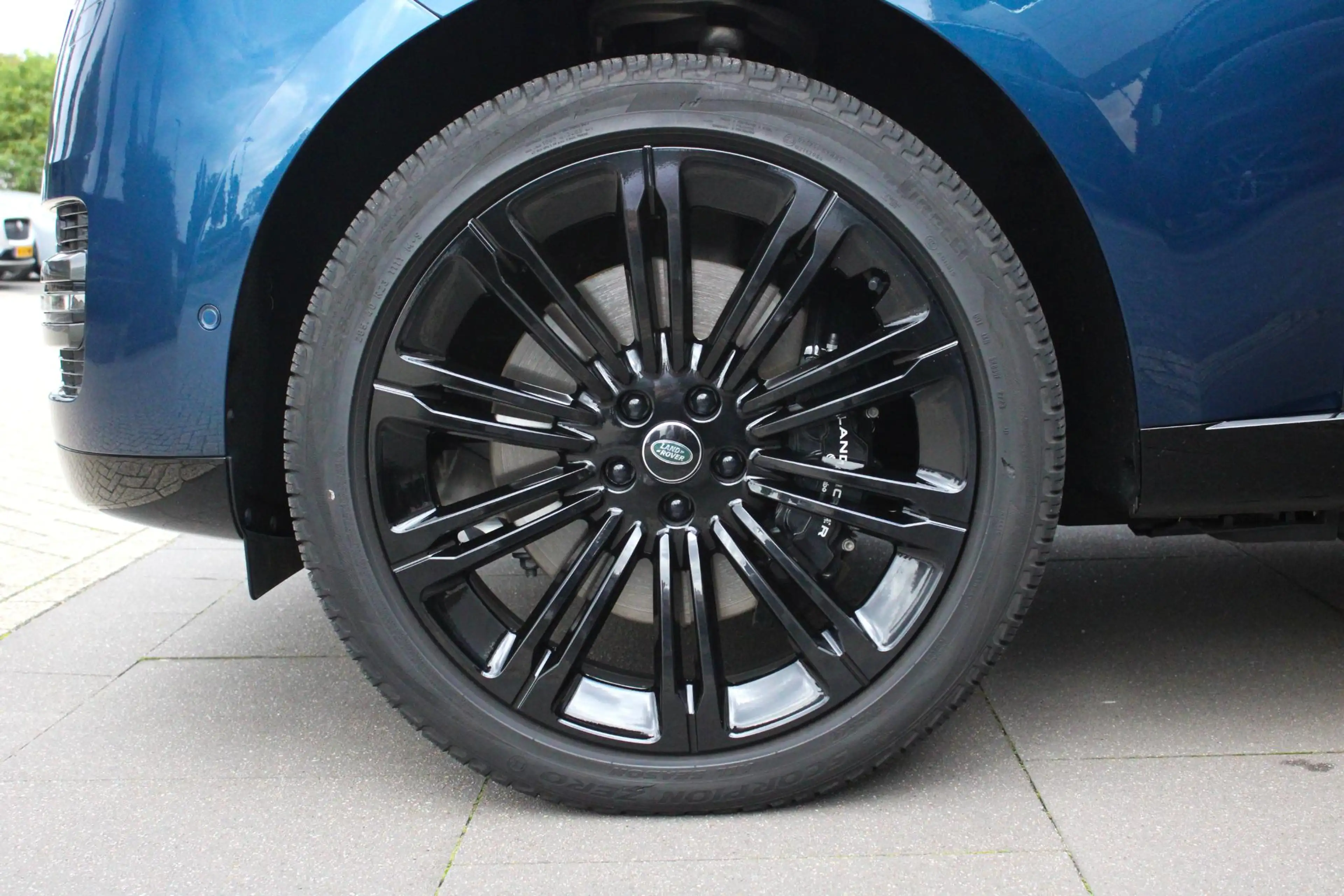 Land Rover Range Rover P550e SWB Autobiography | Petrolix Blue | 23 inch — photo 6